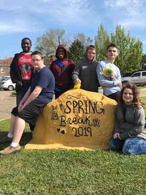 Alternative Spring Break participants, from left to right: Jordan, Christian, Ameer, Hoy, David and Anna