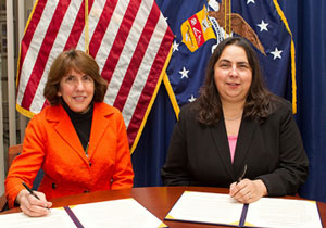 Beth Marks, NOND President, and ODEP Assistant Secretary Kathy Martinez, sign the Alliance agreement. (Photo: ODEP website)