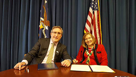 Image of Andy Imparato and Assistant Secretary Jennifer Sheehy signing alliance agreement. 